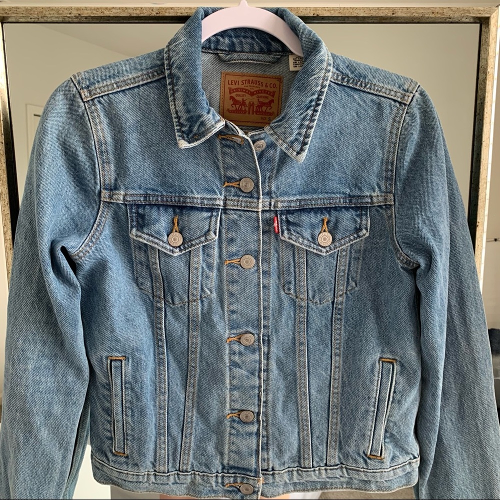 LEVI’S Light Wash Denim Jacket